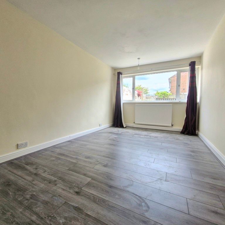 3 bedroom semi-detached bungalow to let - Photo 1