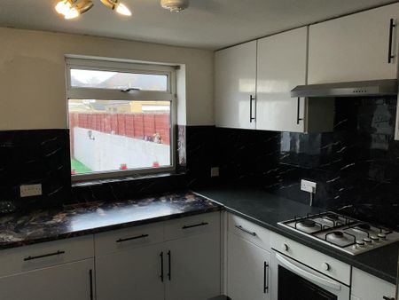 3 bedroom semi-detached house to rent - Photo 2