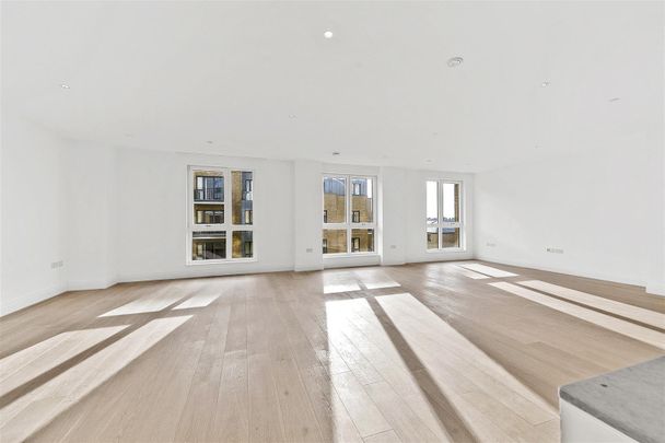 Pinewood Gardens, Teddington, TW11 - Photo 1