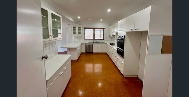 Spacious & Comfortable Double Brick Family Home - Photo 1