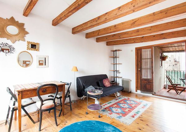 Lovely studio apartment with a terrace close to Las Ramblas