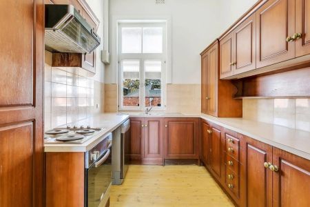 Stylish 2-Bedroom Upstairs Apartment in Prime Location - Photo 5