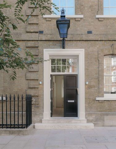 A beautifully finished three-bedroom apartment in a boutique new build development on Newcourt Street - Photo 5