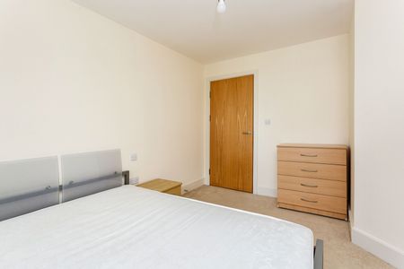 2 bedroom apartment to rent The Roundhouse, Gunwharf Quays, Portsmouth, PO1 - Photo 3