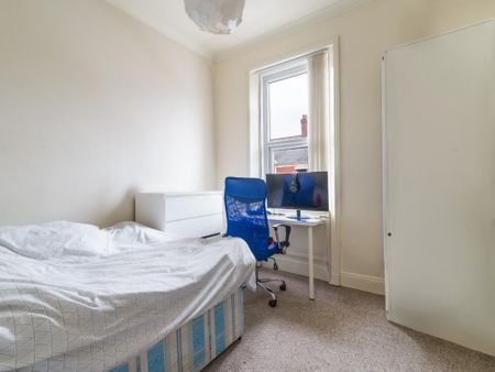 3 bedroom flat to rent - Photo 2