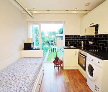 Studio to rent - Photo 1