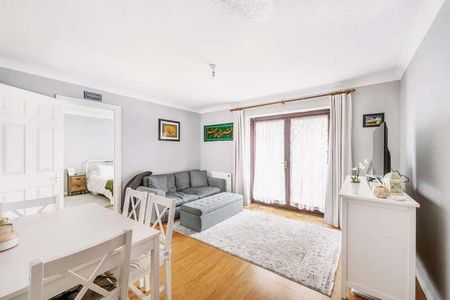 Robina Close, Northwood, HA6 - Photo 2