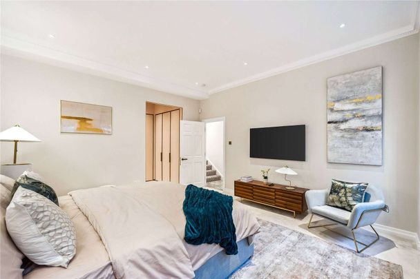 This exceptional two bed apartment is located on a quiet road between Paddington station and Hyde Park. - Photo 1