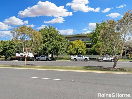 Comfortable, Modern & Stylish 1 Bedroom Apartment In Forrest - Photo 3