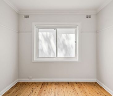 Comfortable updated residence with generous interiors - Photo 3