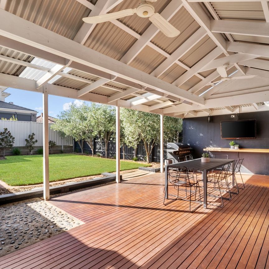Stylish Family Living in Prime Niddrie Location! 6 Month Lease - Photo 1