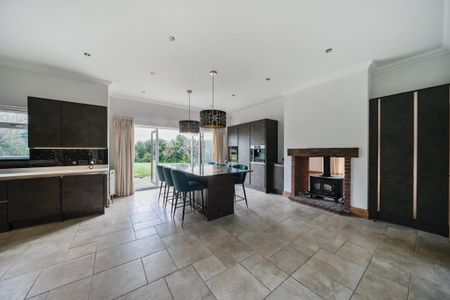 6 Bedroom House - Foxes Lane, West Wellow - Photo 3