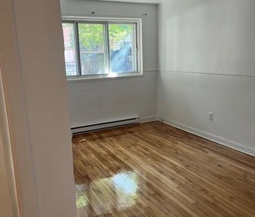 LACHINE, 5 1/2, semi-sous sol, tres luminieux - Photo 2