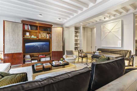 An exceptional mews house in the heart of Knightsbridge, finished to a high standard and benefiting from three off-street parking spaces. - Photo 4