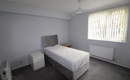 Foxhill Court, LS16 - Photo 3