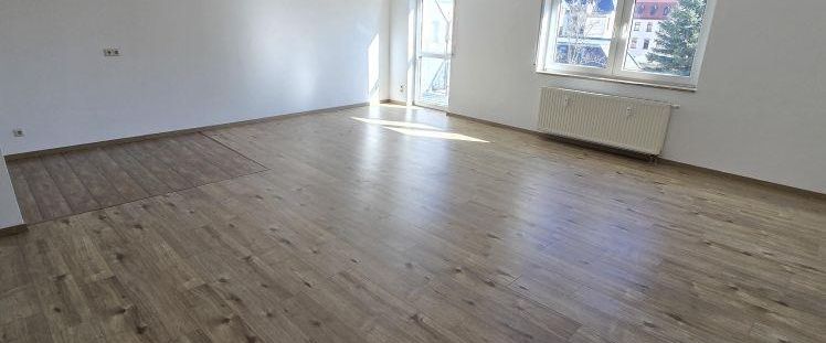 + + + 2,0-Zimmerwohnung mit riesigem Wohnzimmer und Balkon + + + - Photo 1