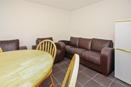 4 bedroom semi-detached house to rent - Photo 3