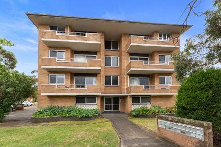 Charming 2-Bedroom Apartment with Lock-Up Garage in Prime Cronulla Location - Photo 4