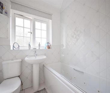 3 Bedroom Terraced To Let - Photo 2