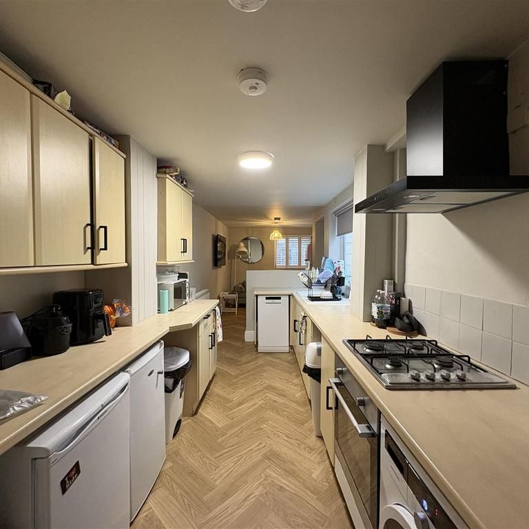 6 bedroom terraced house to rent - Photo 1