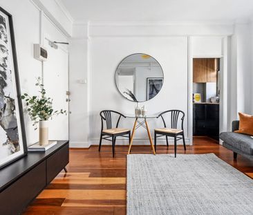 Bright Art Deco apartment in a vibrant city setting - Photo 1