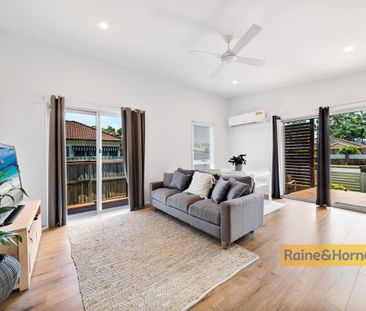 MODERN LIVING - Photo 1