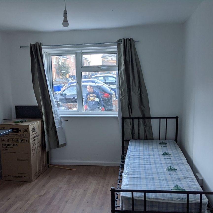 Studio Flat, Dobbin Close, HA3 - Photo 1