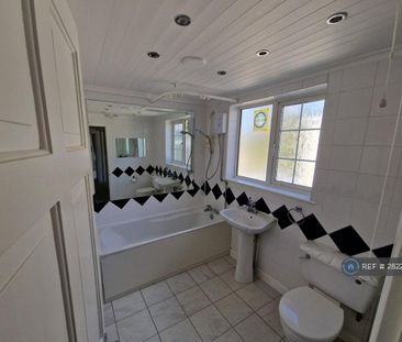 2 bedroom semi-detached house to rent - Photo 6