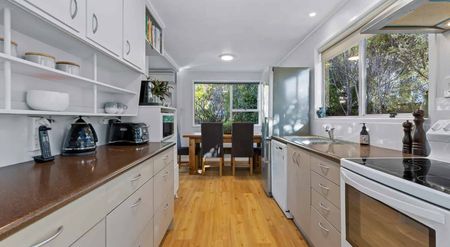 4 bedroom plus external rumpus in beautiful Bayview. - Photo 3