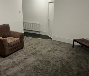 3 bedroom flat to rent - Photo 3