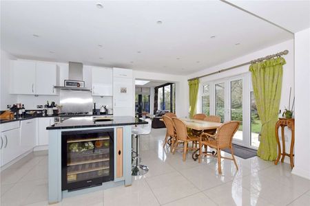 A spacious, modern house with garage and off street parking in private, gated close. - Photo 5