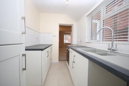 2 bedroom terraced house to rent - Photo 2
