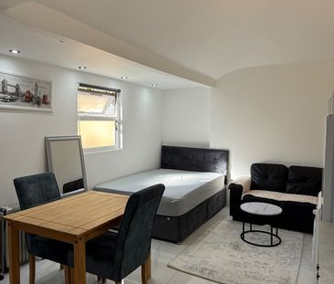 Room in a Shared House, Windermere Avenue, SW19 - Photo 2