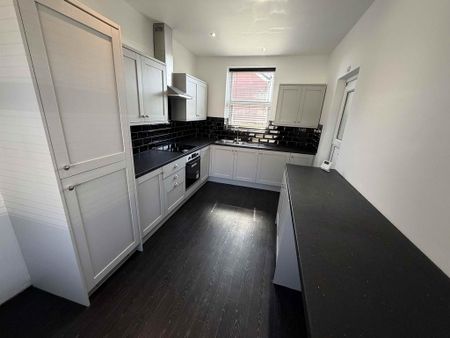 4 bedroom semi-detached house to rent - Photo 5