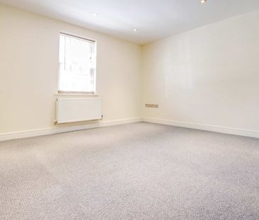 Flat 4, The Old Manse 2B Swindon Street, Swindon, Highworth, SN6 - Photo 3