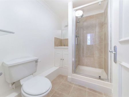 Lovely three bedroom maisonette with a garden conveniently located on Wandsworth Bridge Road. - Photo 5