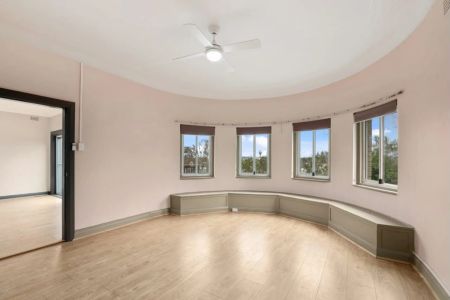 Bright and Spacious Duplex - Photo 5