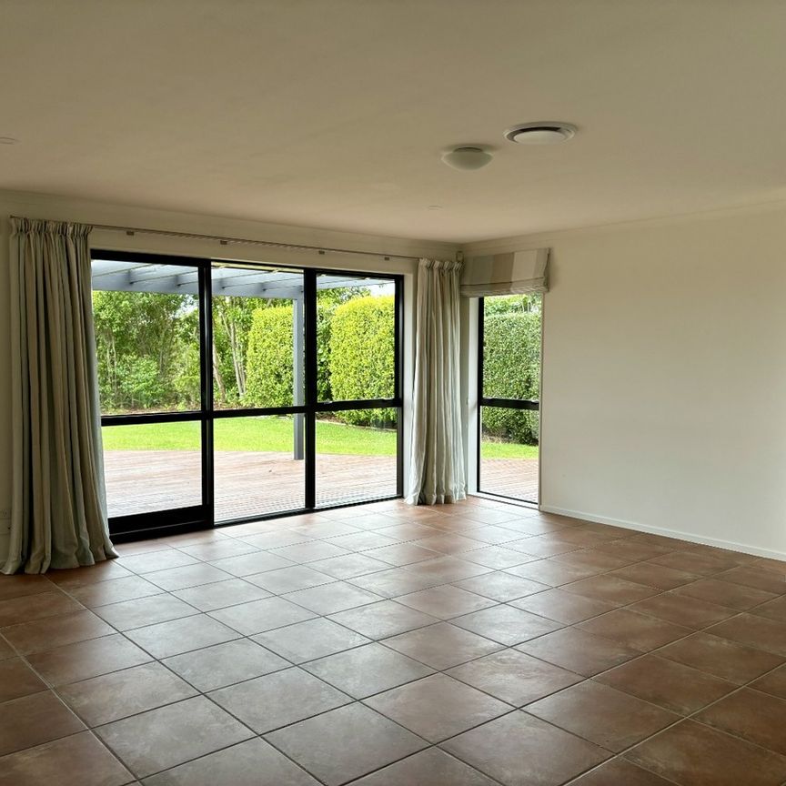 Large modern 4 Bed - Rarere Tce - Photo 1