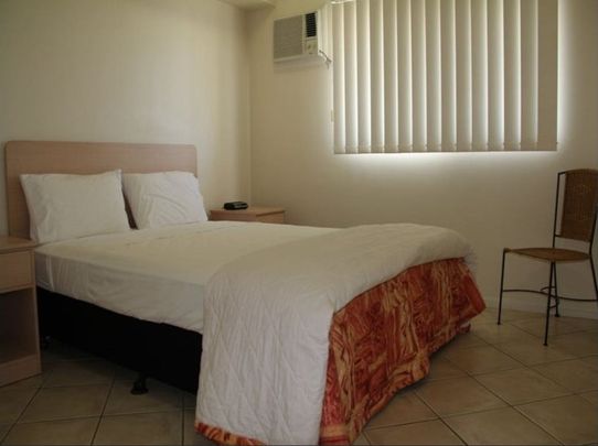 Fully-furnished beachside apartment - walk to The Strand and local cafes - Photo 1