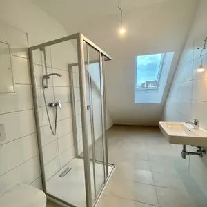 Moderne Dachgeschosswohnung mit Klima & Terrasse - Photo 2
