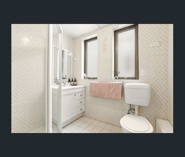 Beachfront Studio Living – Bondi Bliss Awaits! - Photo 4