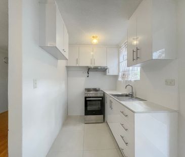 Conveniently Located Modern Apartment - Photo 2