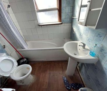 Alfred Gardens, Southall, UB1 - Photo 1