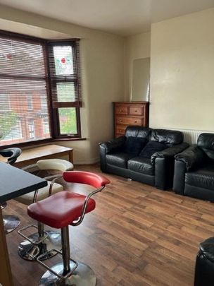4 bedroom flat to rent - Photo 1