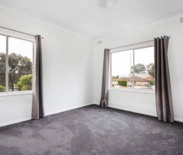 Well-presented, 2-bedroom unit on the upper level - Photo 2