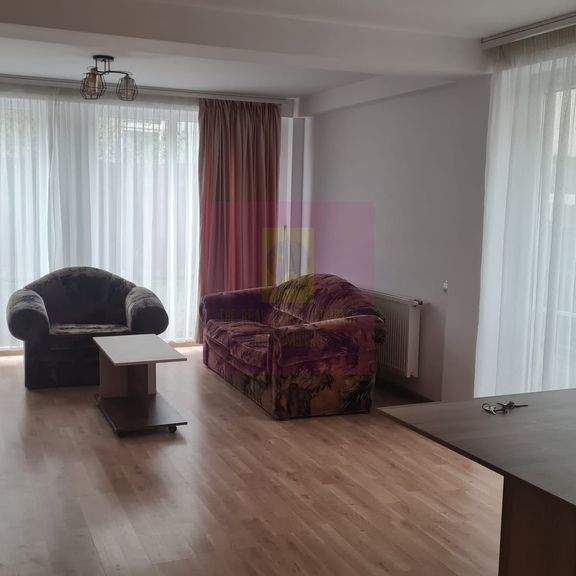 Zona UMF, casa de inchiriat cu curte - Photo 1