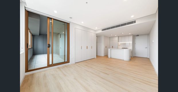 Brand New Spacious 1 Bedroom Apartment with Winter Garden - Price Negotiable - Photo 1