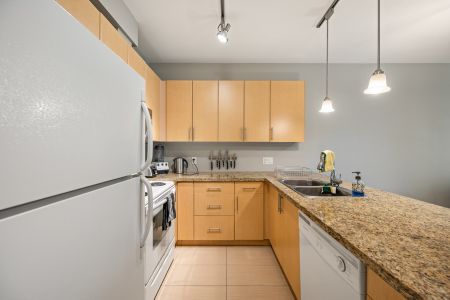 Bright Two Bedroom + Den + Solarium! - Photo 5