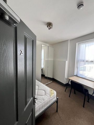 3 bedroom flat to rent - Photo 4