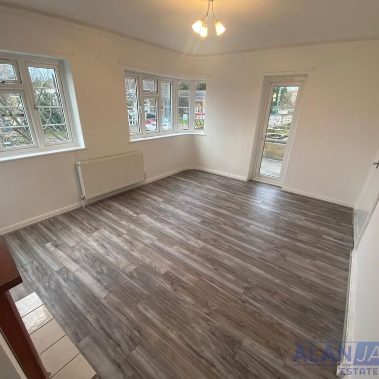 3 bedroom flat to rent - Photo 1